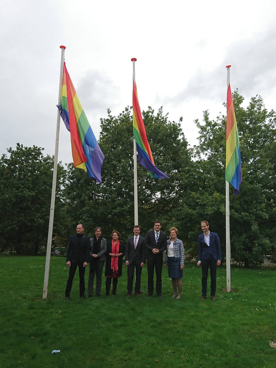 Vijf wethouders, <a href="/COCHaaglanden/">COC Haaglanden</a> en <a href="/DWHdelft/">DWHdelft</a>, een krachtig samenwerkingsverband in onze regio. #comingoutdag2017