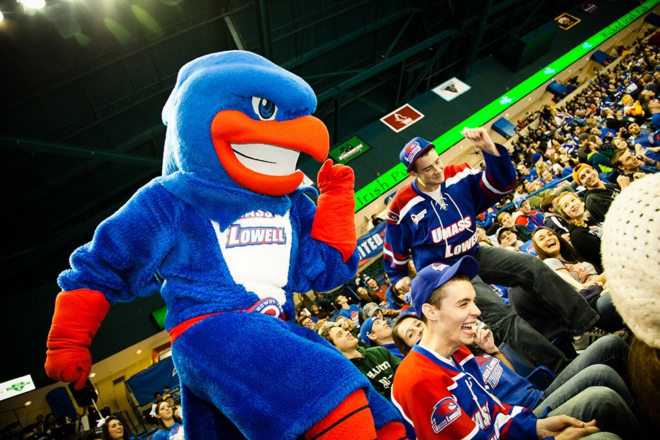 #UMLHomecoming is this weekend! Don't miss the outdoor festivals, raffles, performances by <a href="/Bearstronaut/">Bearstronaut</a> and hockey. uml.edu/homecoming