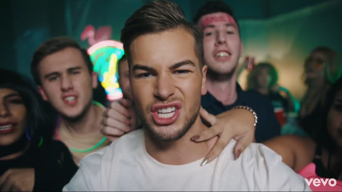 _SAMBOLT_'s tweet photo. Absolutely madness this was😜 catch me with the main guys @KemCetinay and @chrishughes_22 in their new music video: https://t.co/uBVCFzawx4 https://t.co/smzFZ9JEIN