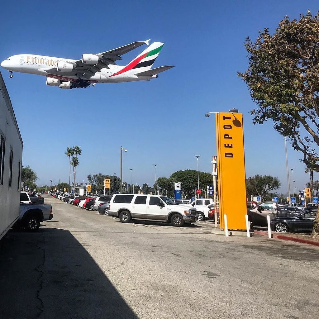 LAXLotC's tweet photo. @emirates #AirbusA380 flying over #LAXLotC ✈️🛬🙌🏼😲
•
•
•
•
•
•
#longtermparking #lax #airport #airportbound #laz #l… https://t.co/GaaQTfjlqS https://t.co/Jpg2yWE7UE