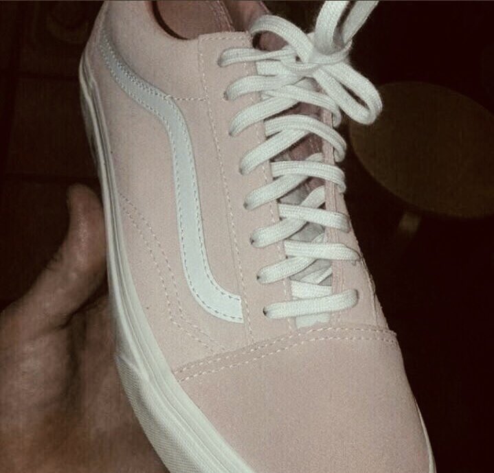 alîsha on X: THE REAL SHOE IS PINK & WHITE OKAY⁉️ The second pic