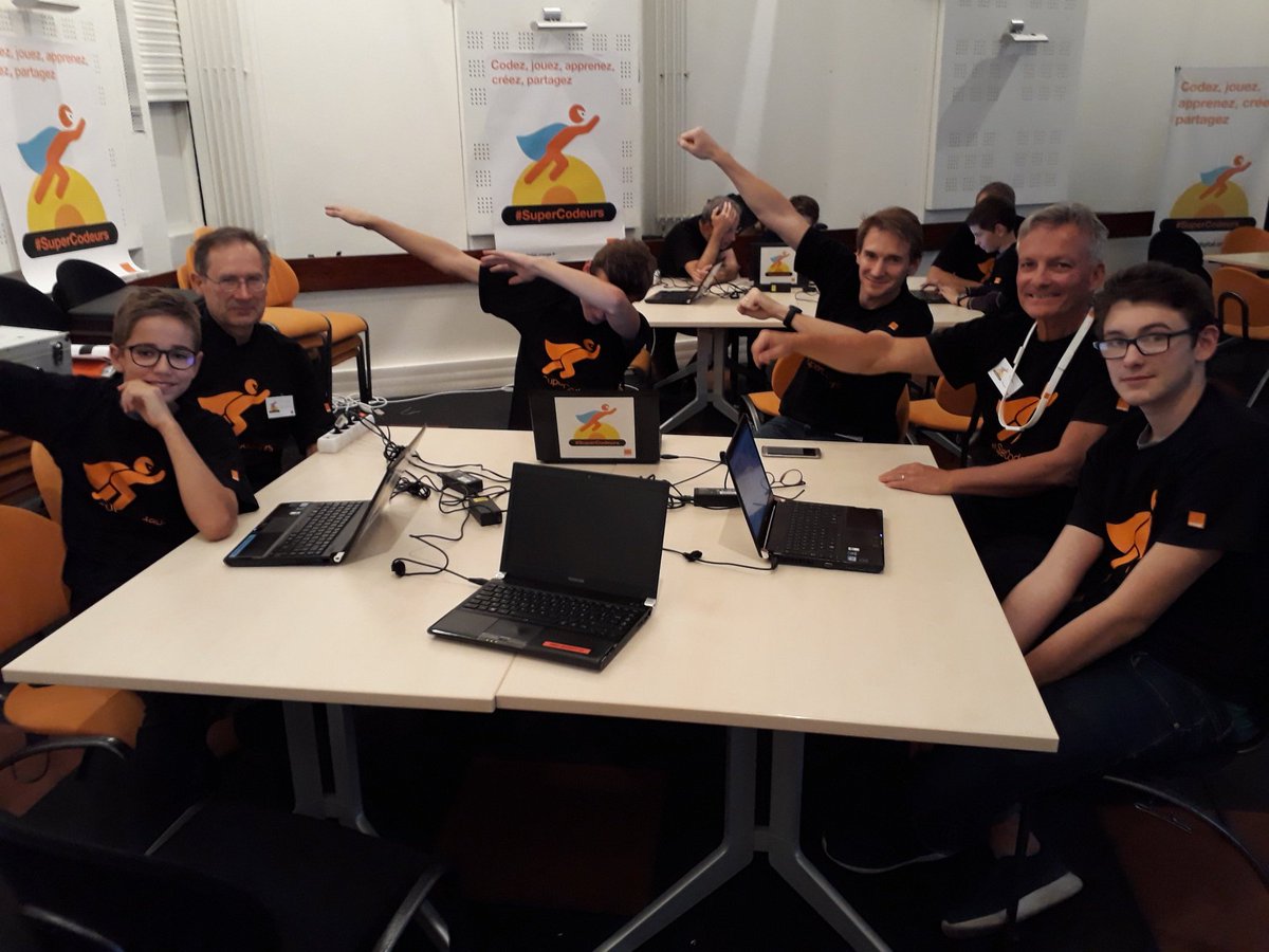 VeroniqueVacher's tweet photo. Apprendre LE CODAGE pour agir sur un robot avec l'engagement des salaries #SuperCodeurs le numerique pour tous, ouvrir des talents à demain😉 https://t.co/QYe5Rz5FC0
