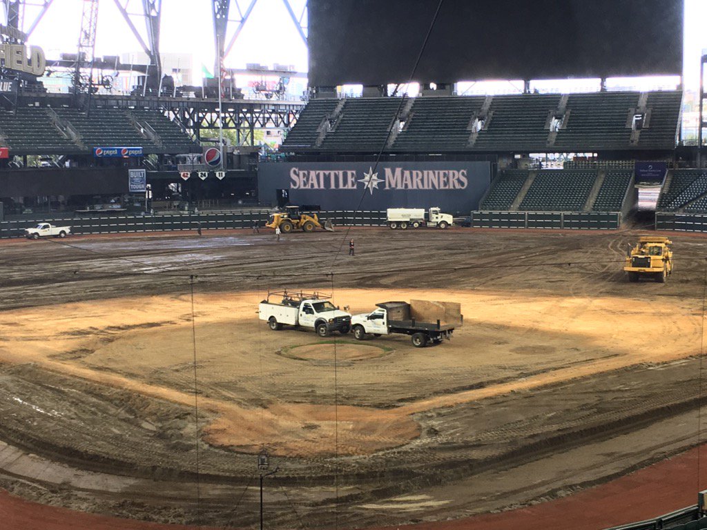 shannondrayer's tweet photo. A totally different kind of conference on the mound. https://t.co/syVMCxy9rM