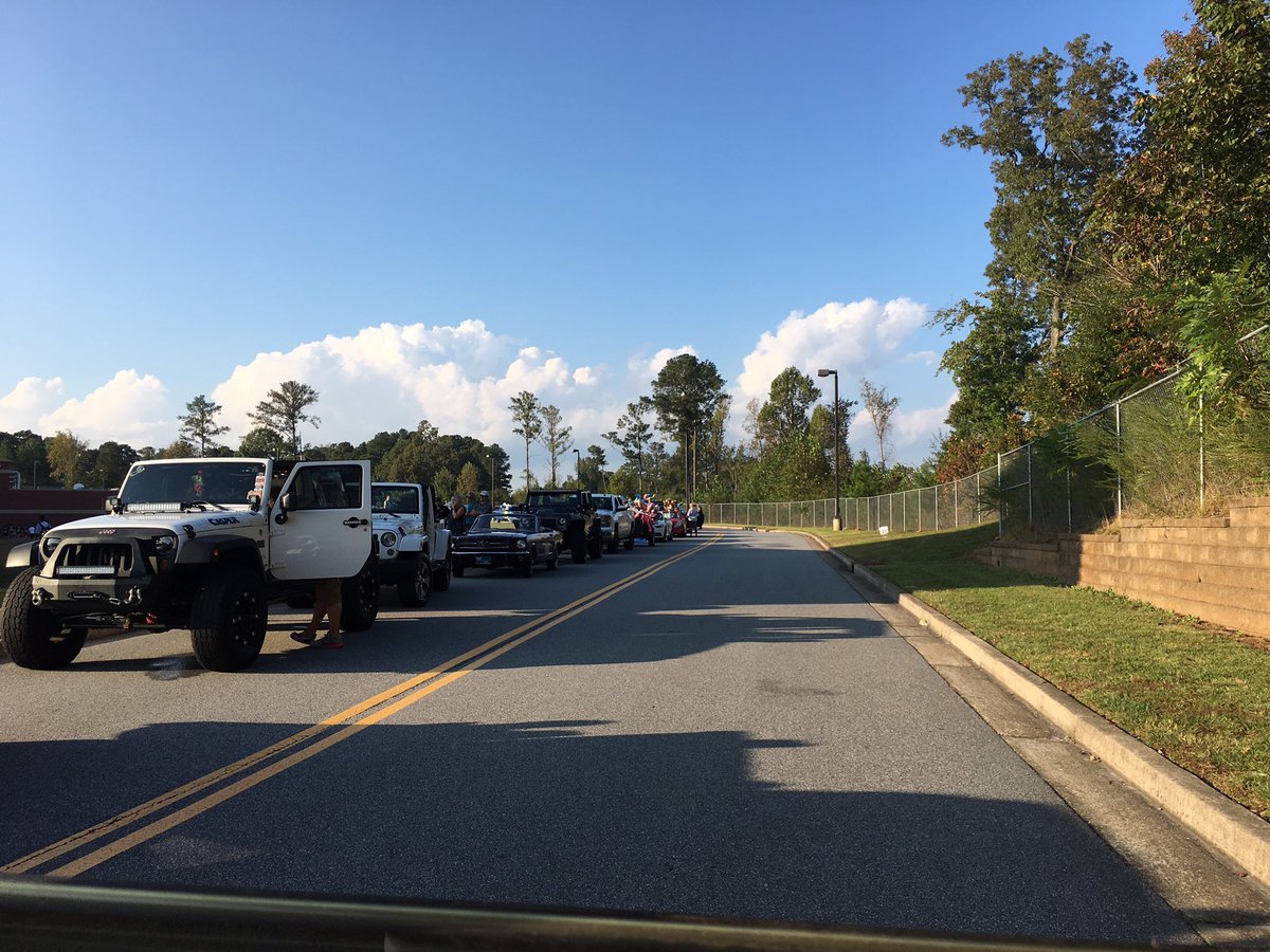 KnightNation_09's tweet photo. HOCO parade 2017... https://t.co/vL7uGadov7