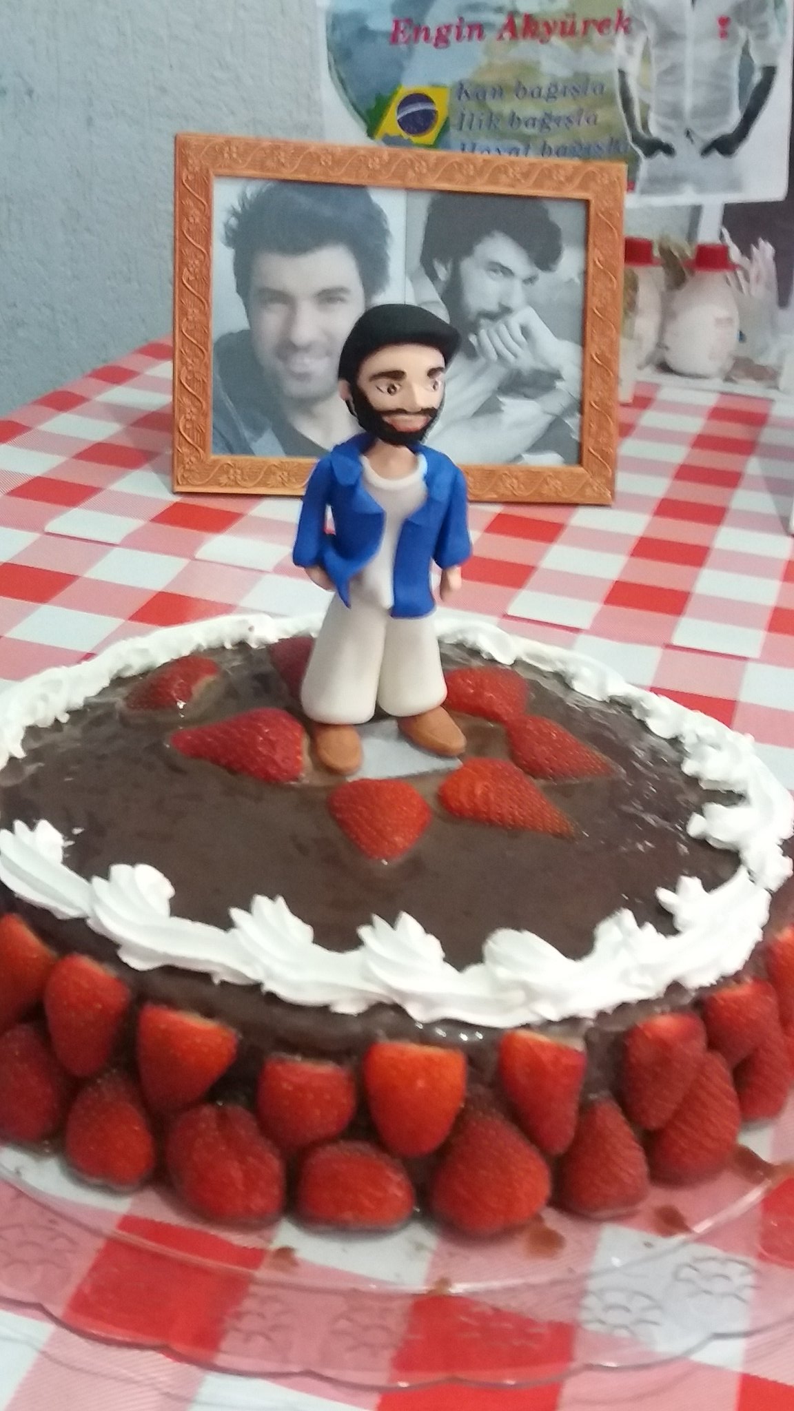 Na Turquia já é seu dia 
Happy birthday
Engin Akyurek 