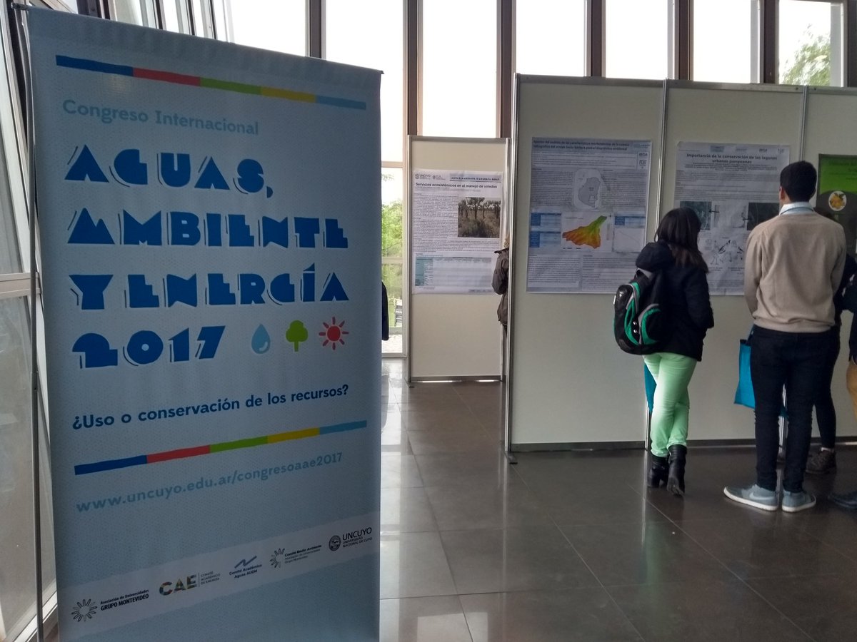 SIIPI_UNCUYO's tweet photo. A punto de empezar con algunas de las muestras de afiches #AAE2017
@AUGMoficial https://t.co/Fhi1XLw18C