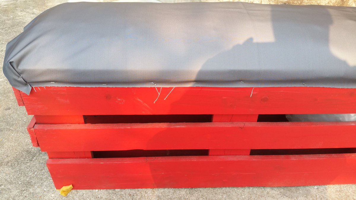 wneves99's tweet image. #diy #sofa #sofavermelho