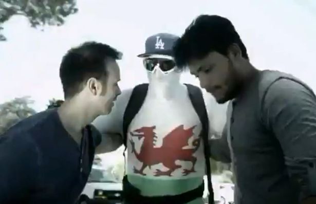 ChicagoTafia's tweet photo. Meet the Welsh superhero #Daipool as he takes out the garbage on the mean streets on Los Angeles. https://t.co/2uQMNoqRAS https://t.co/Db83iNAzhn