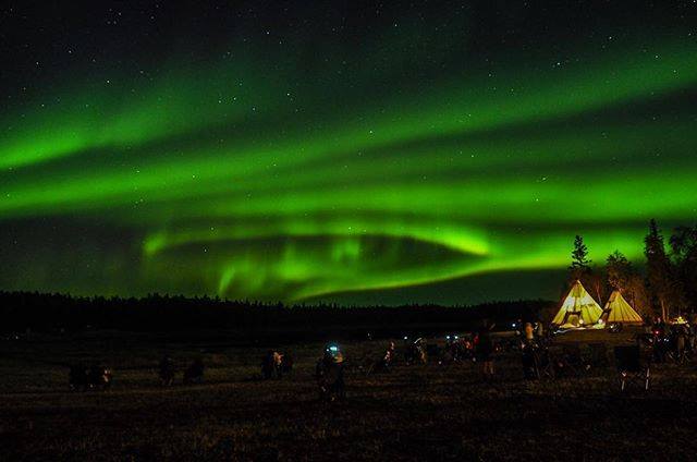 Gorgeous photo of the #AuroraBorealis above <a href="/AuroraVillage/">Aurora Village</a> in #SpectacularNWT. Photo by @xxlifeiswonderfulxx (Instagram) #AboriginalCanada
