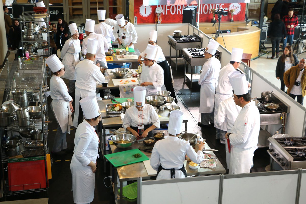 Inacapinos's tweet photo. En la inauguración de #ChefSur2017, se presentó destacado chef peruano @cirowat, ofreciendo una clase magistral: https://t.co/Nh7QfQRbQI https://t.co/woJ1P46SEn