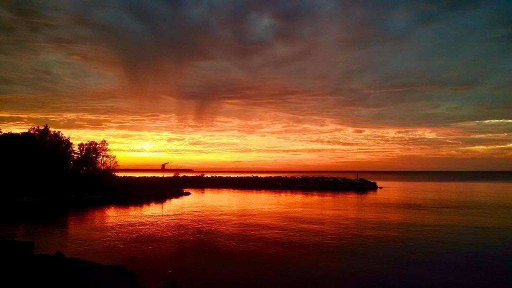 KimberlyPsychic's tweet photo. Chasing #sunsets #lakeontario #mexicopoint #photooftheday #oswegocounty #photography #photographer #red #ninemile β¦ https://t.co/I7DkY8LIoE https://t.co/kXNbHFLe0X