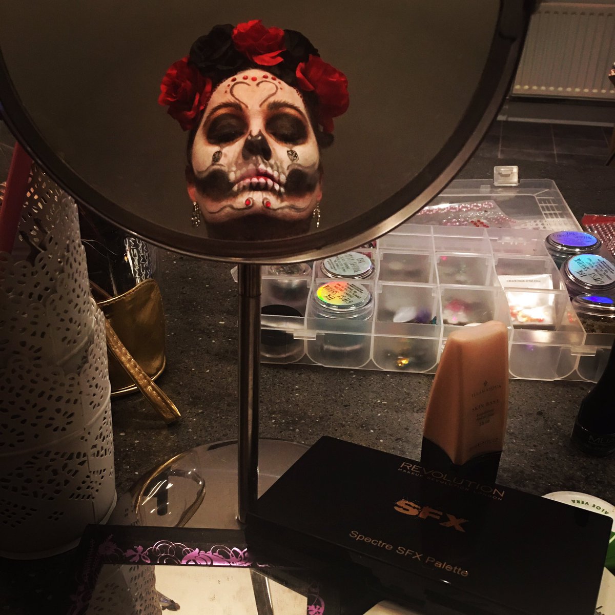 flashkate122's tweet photo. Head on a stick! #HALLOWEENPARTY2017 #makeup #halloweenmakeup #sugarskull https://t.co/hbpk3VBdd9