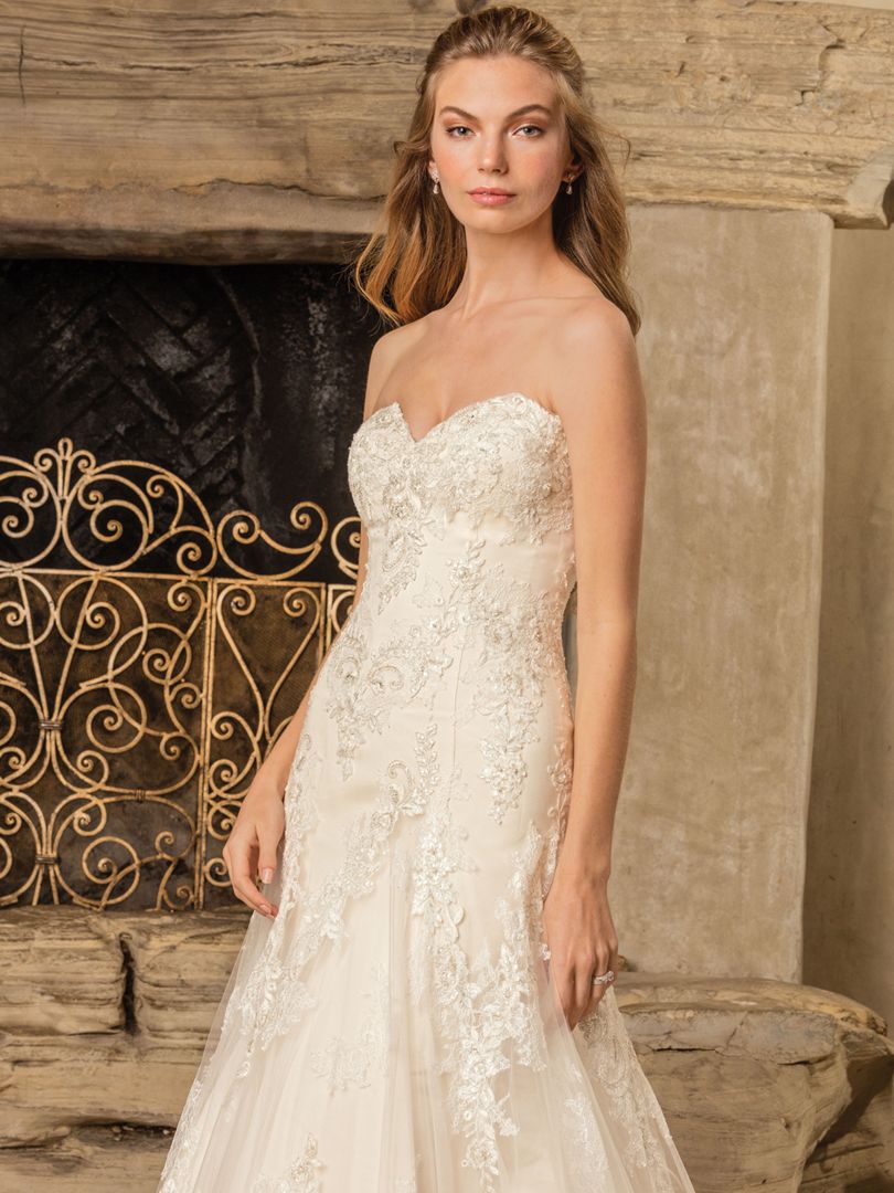 CasablancaBrida's tweet photo. #Style2291 Everly combines rustic Bohemia with renaissance romance for a look that's both parts casual and classy. https://t.co/h4HPBxdbTY https://t.co/9RX5nLwYxI