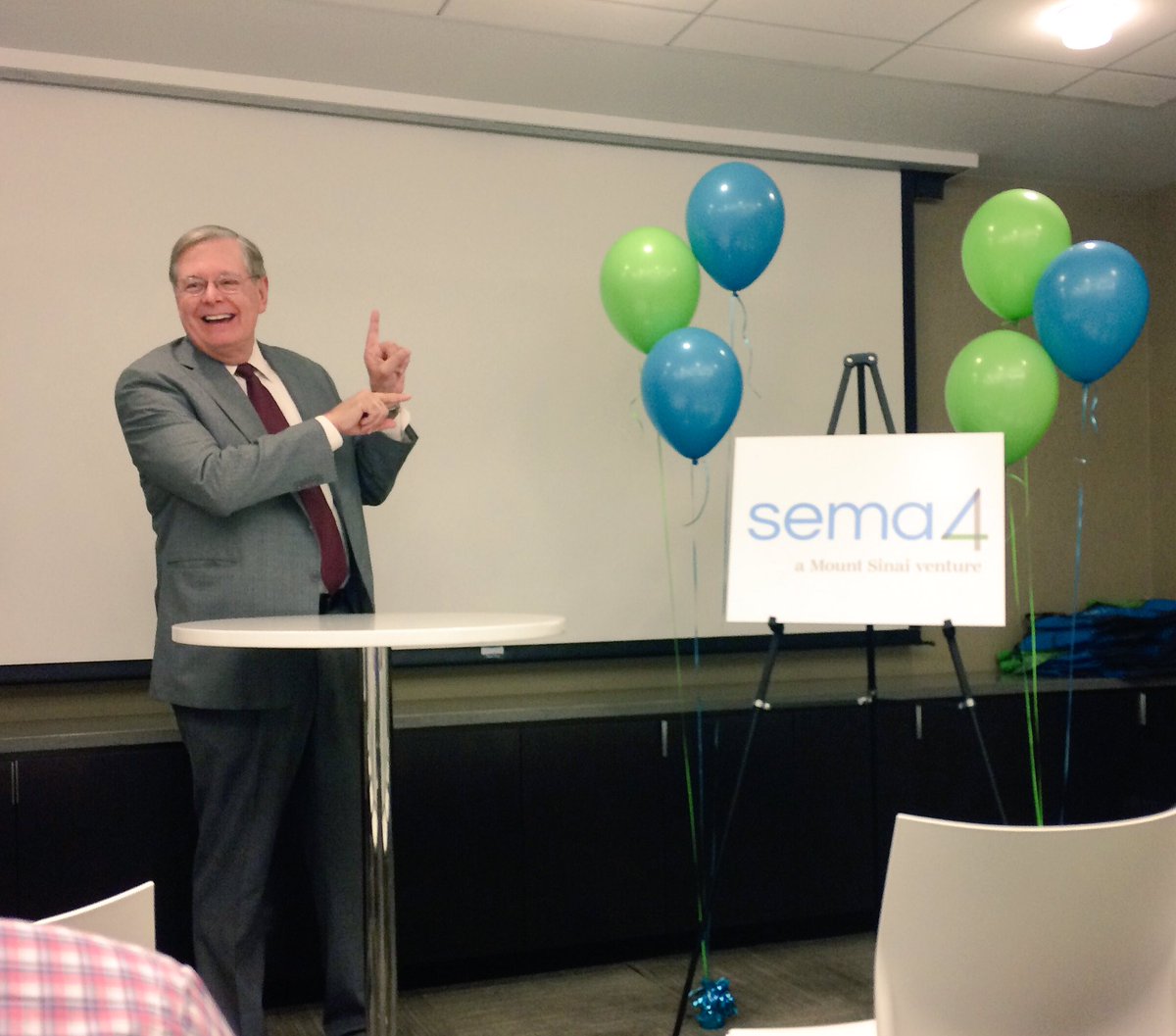 SallyingAbout's tweet image. .@stamfordmayor at @sema4 press conference impressing with his science knowledge and ability to pick out chemical structures at 50 paces!