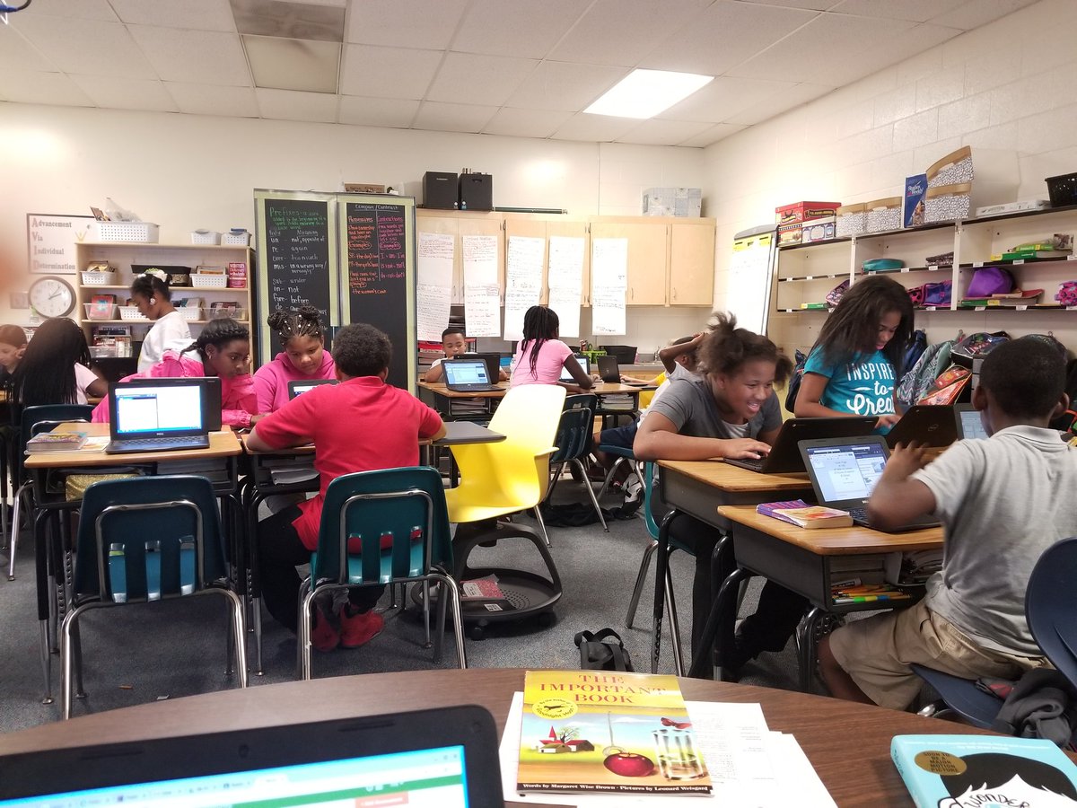 iva_ivjackson's tweet image. Nothing&apos;s more exciting than creating slides using what we&apos;ve learned about  explorers! #technologyatwork @Killian_STEAM