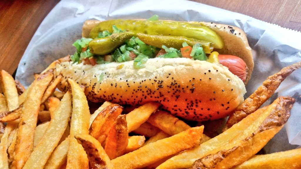 HumpdayFunday's tweet photo. Chicago Hot Dog in October #SATX #ChicagoDog #WrigleyvilleGrill #Wednesday #Humpday #HumpdayFunday ⚾🐫  S/O @DeniseCabelloTV https://t.co/0hYyHthNEq