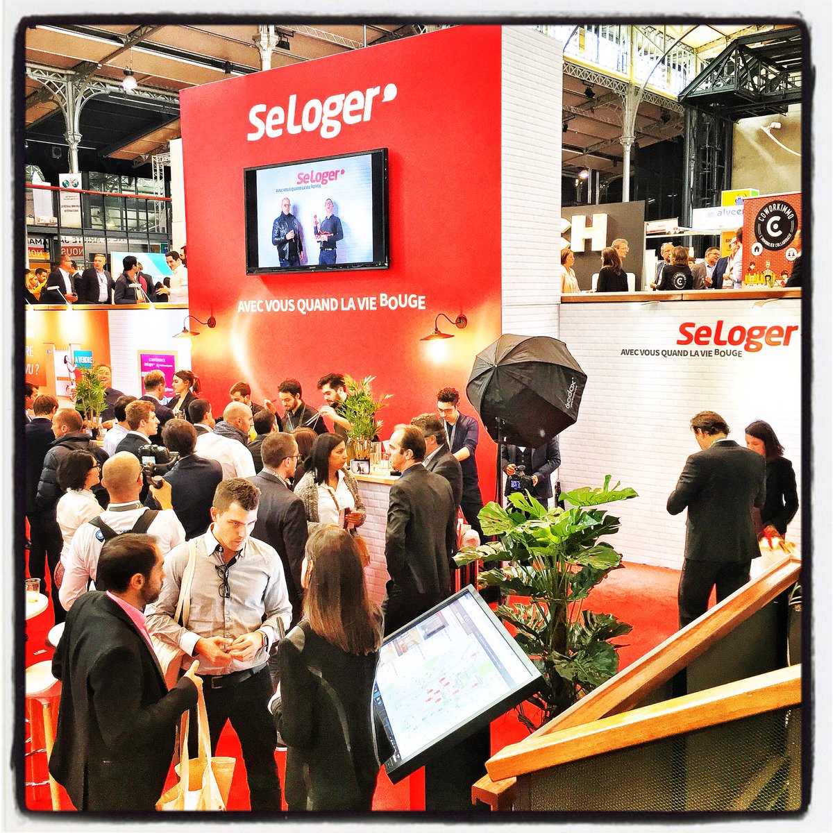 B_Duchatelet's tweet photo. #RENT2017 c’est #RealEstate &amp; #NewTechnologies mais pas que ;-)
@SeLoger @parrotfr @smspartner au @salon_rent #EngelandVolkersParis
💙🏰📲❤️ https://t.co/BEcbTZcBNS