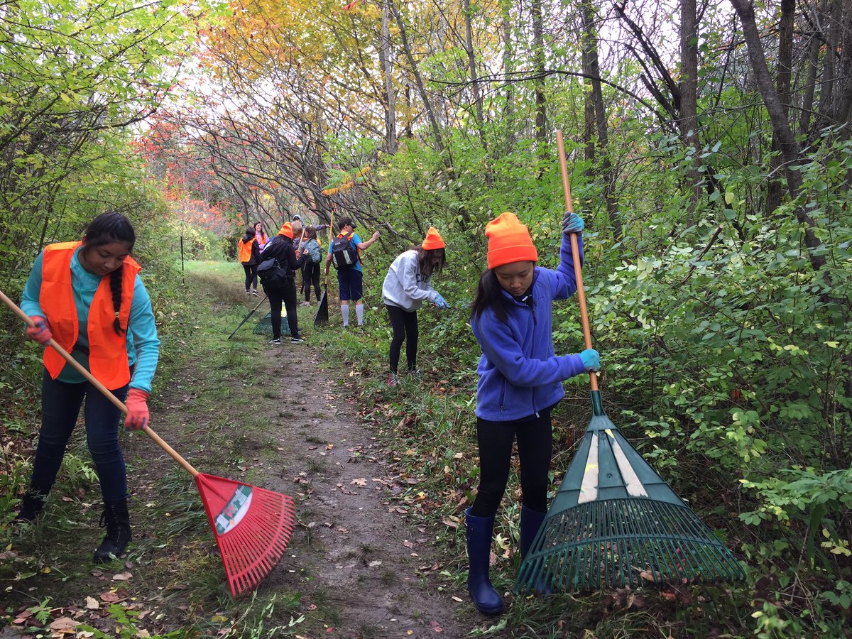 pburkevt's tweet photo. Sheehey's SLAM performing community service in the woods (note the blaze orange for safety!) #FCSD17 https://t.co/llIjFXnq1p