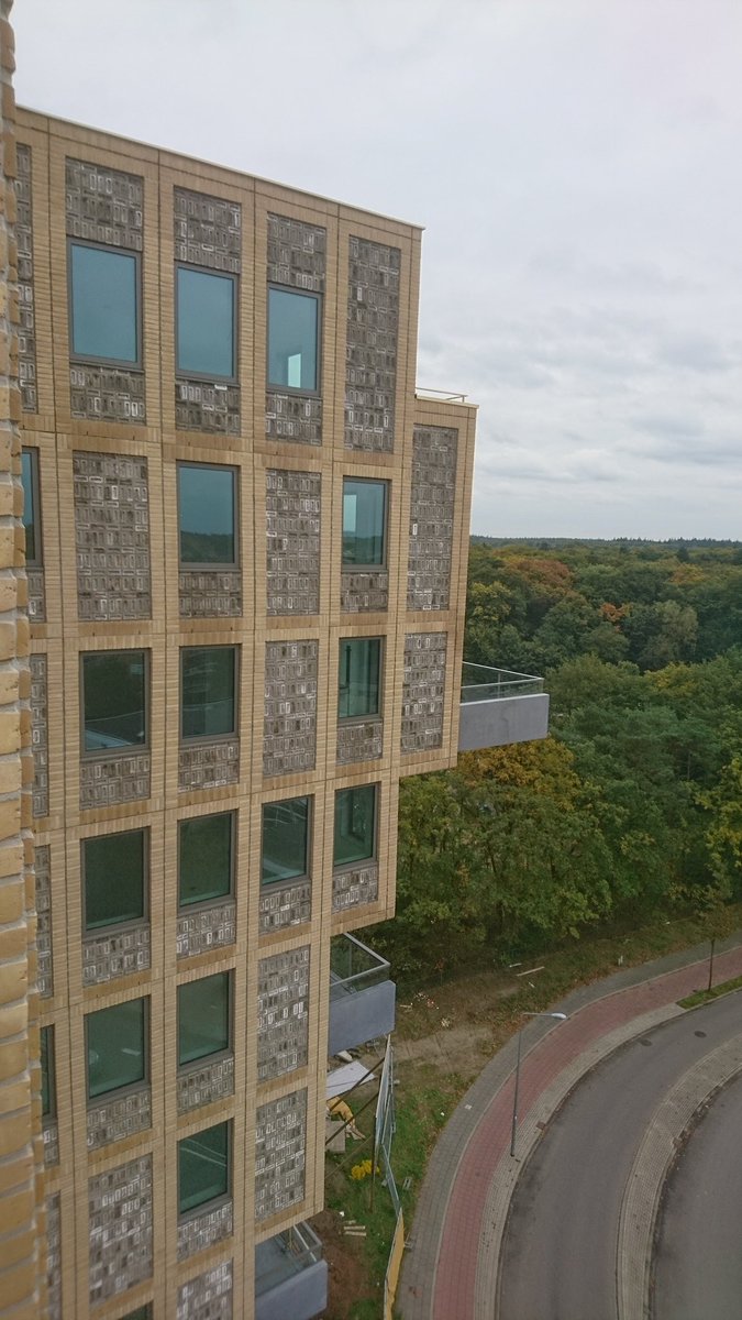 FonsGennisse's tweet photo. Prachtig woongebouw Belvedere bijna klaar. En wat een uitzicht ook tot Utrecht en over de bossen! @Novaform_EU @GemeenteHsum https://t.co/jaMGA3fWYb