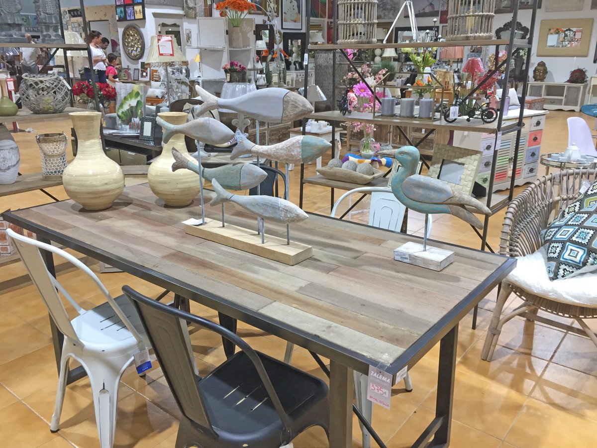 ZalemaHogar's tweet photo. Zona de exposición de muebles en Zalema Jaén, con algunas de las piezas de la nueva colección. https://t.co/pqHyHkPOQp