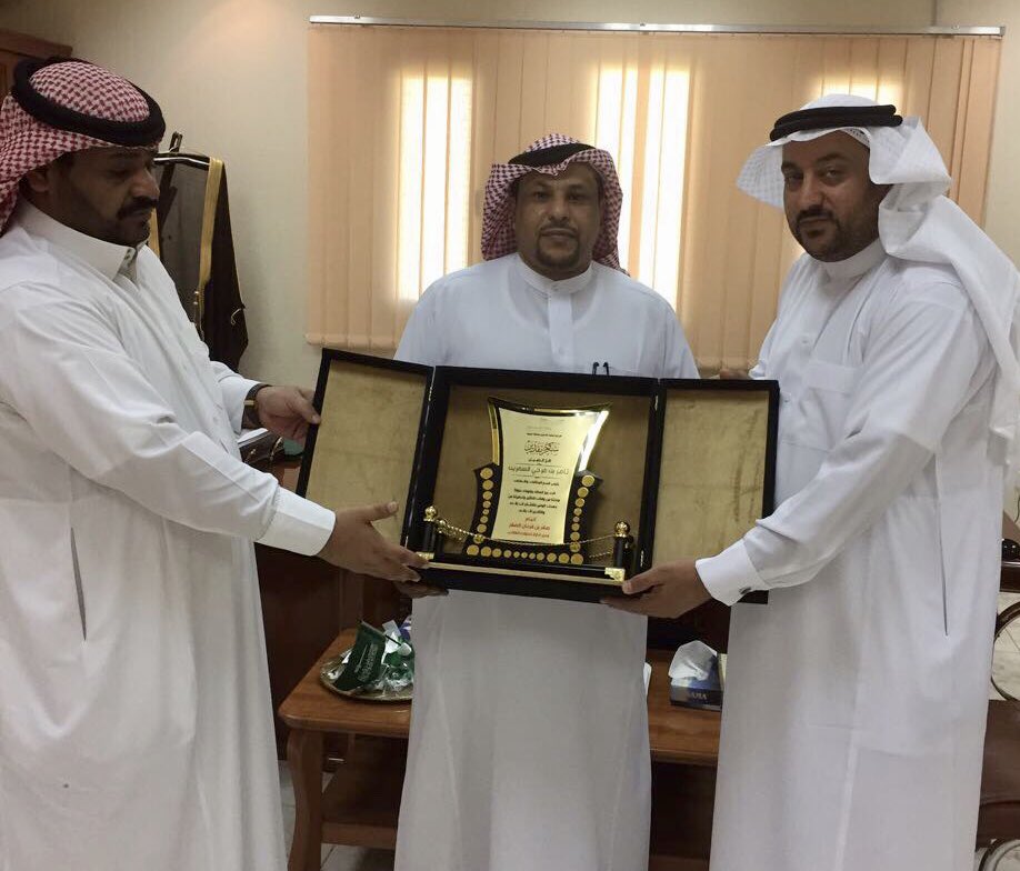 MOE_JOF's tweet photo. كرّم المساعد للشؤون المدرسية أ. أحمد المفرج الموظف المثالي في إدارة خدمات الطلاب أ. ثامر السمرين بحضور مدير إدارة خدمات الطلاب أ. صقر الصقر https://t.co/LYSNYO0OKK