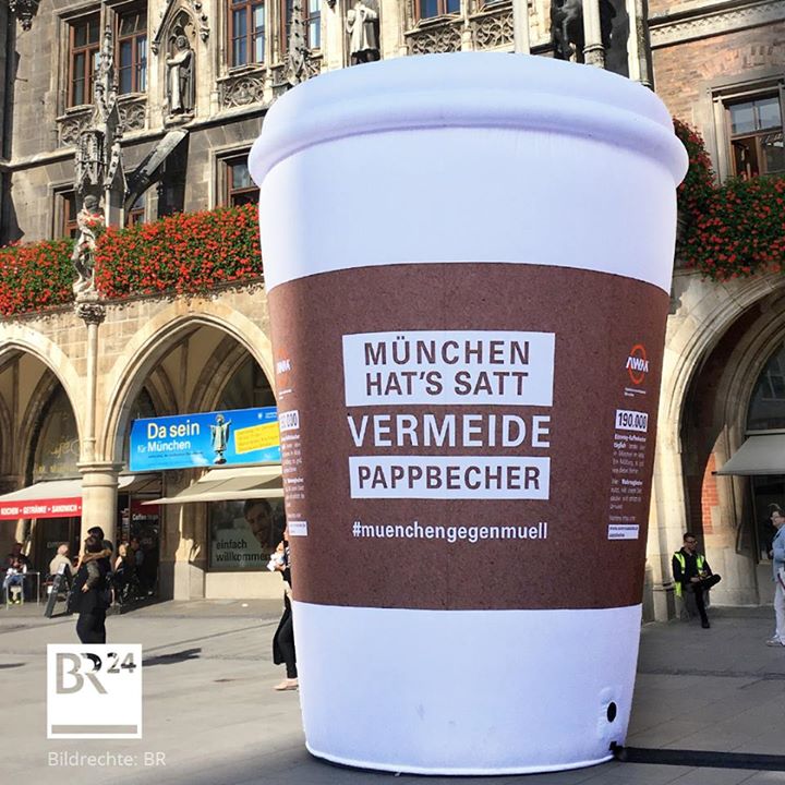 Auf dem Münchner Marienplatz steht derzeit ein riesiger Einwegbecher. Damit will die Stadt zum Nachdenken über die enorme Müllmenge anregen.