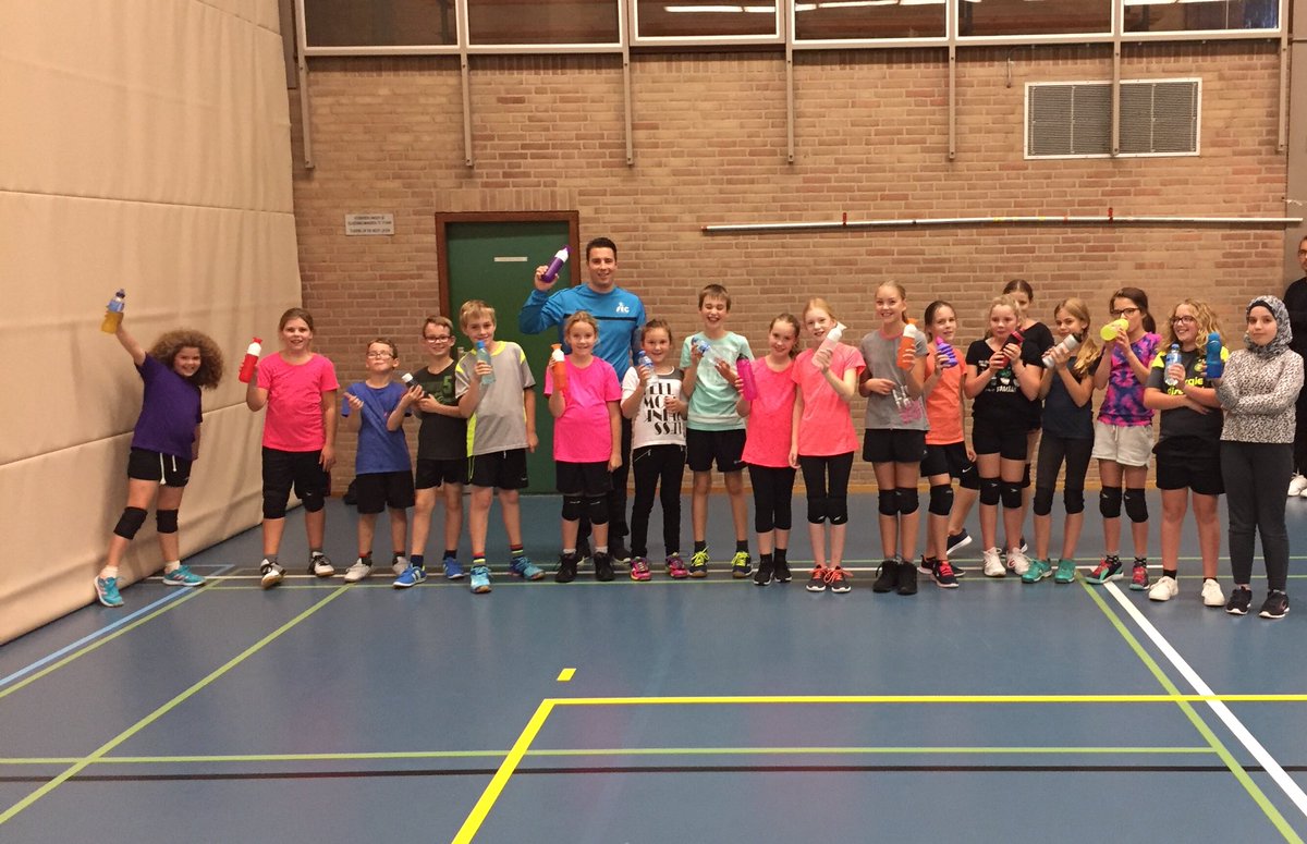 Willem_SEC's tweet photo. Vandaag tijdens de training van @VoreoRavenstein extra aandacht voor water drinken tijdens de JOGG-week! @SEC_Oss #JOGGweek https://t.co/lqKpYDEojl