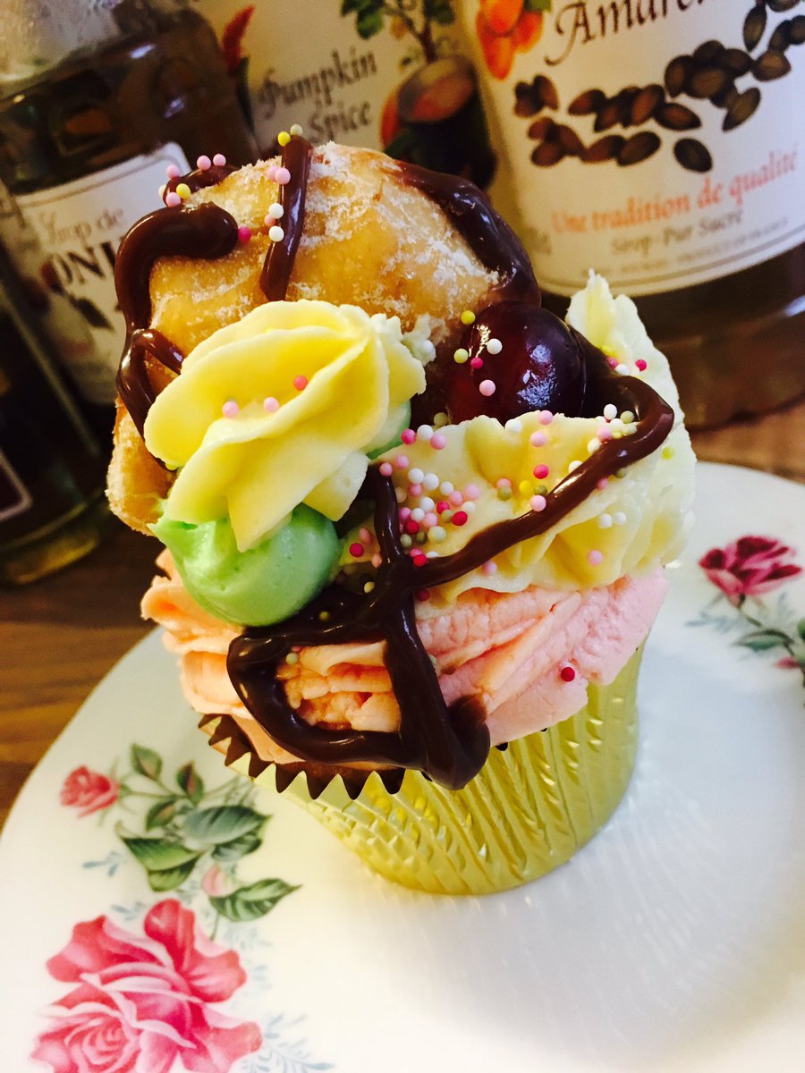 kupcakekitch's tweet photo. So these flew off the shop counter today. Freeeeak CAKES!! Cupcake, donut, strawberry, peppermint &amp; vanilla frosting plus jam &amp; choc sauce 💕 https://t.co/w1otIFpOL0