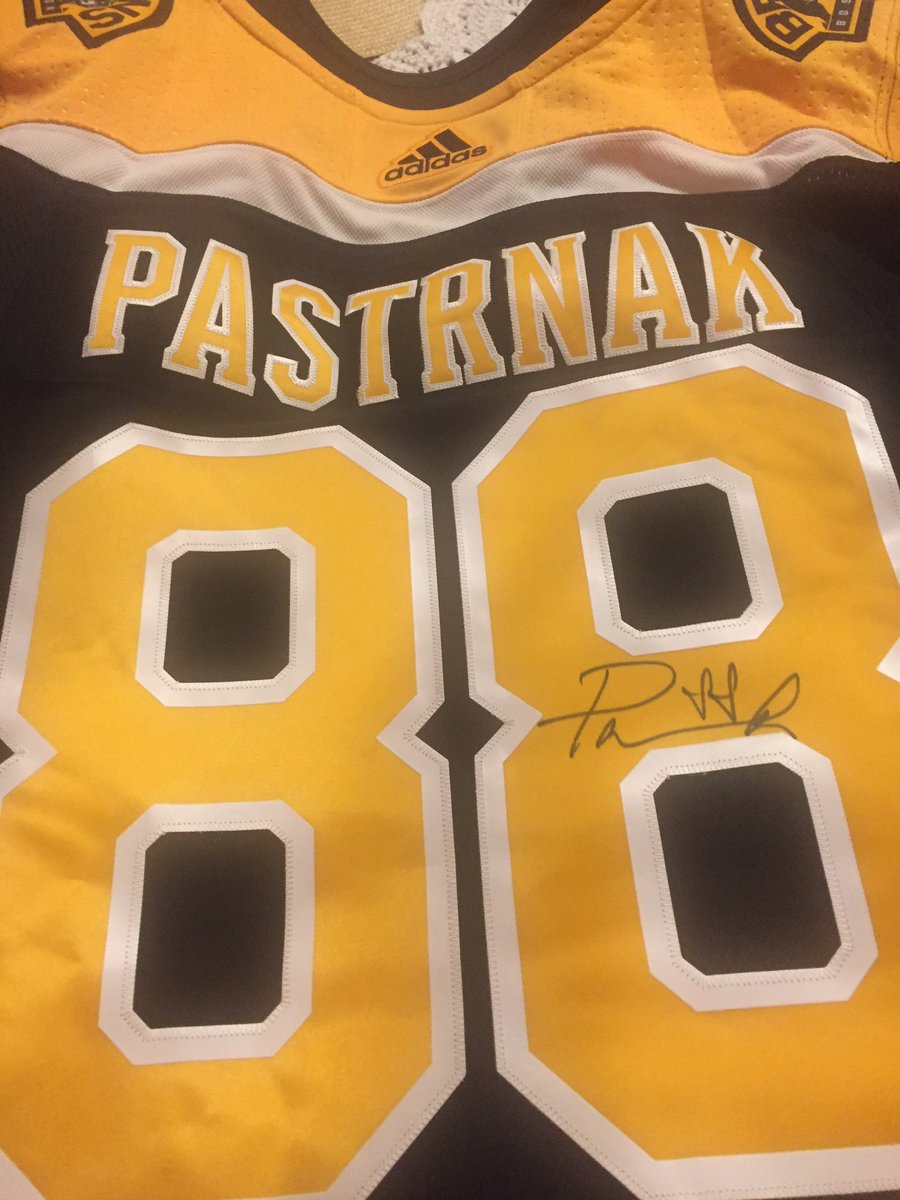 some great items in tonight's dig pink raffle! please come out to support <a href="/6/">Adrián Lamo</a>:30 AHS! All proceeds go to a local TVL family! 🎗🎀<a href="/ClockerAD/">Ashland Athletics</a>