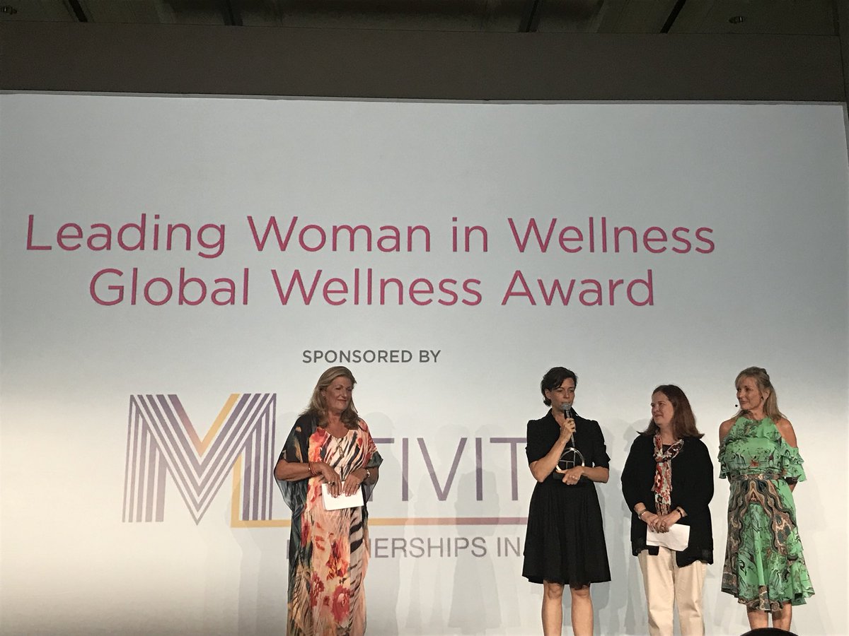 Global_GWS's tweet photo. Leading Woman in Wellness awarded to Julie Bach, Founder of #WellnessforCancer! #GWS2017 https://t.co/FuJMOs1JzX