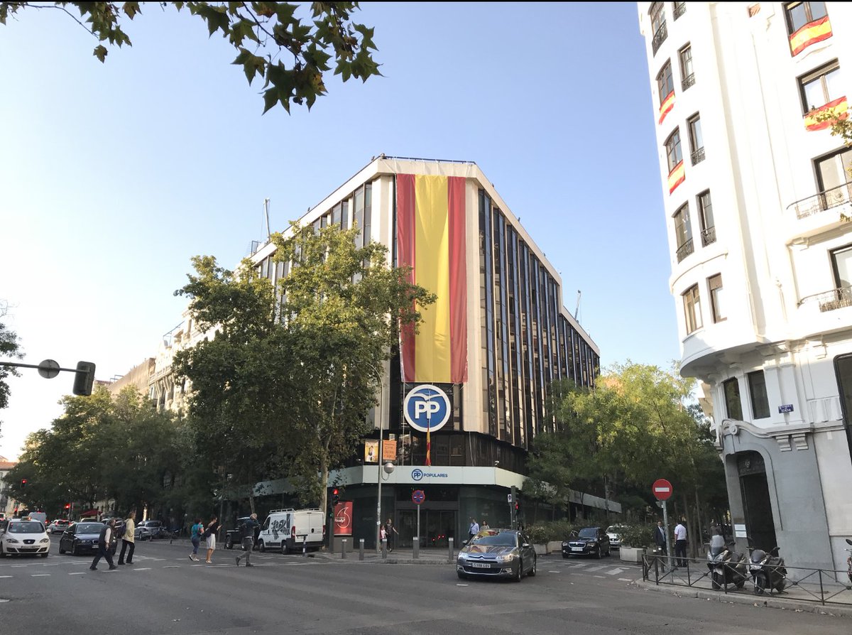 gerardotc's tweet photo. Saquearán el país, mirarán para lo suyo o lo que tú quieras, pero con un banderón de semejante tamaño hay que perdonárselo. Vivaspaña. https://t.co/0FUUNYYExd