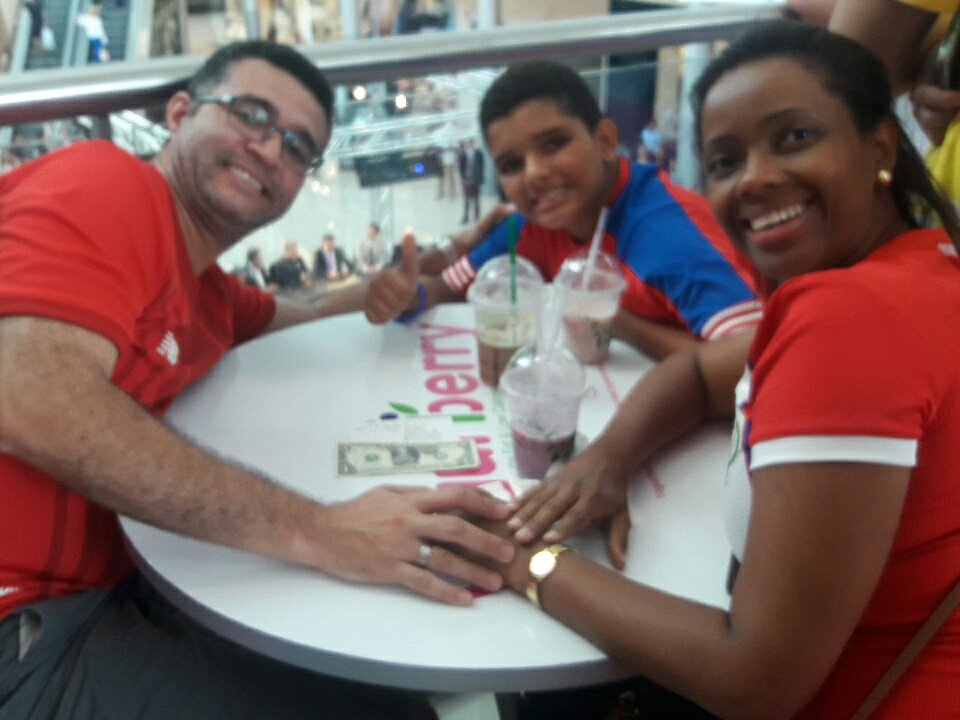 ASamudioA's tweet photo. En vivo desde Mall Multiplaza, a la espera de #FDJenPanama. #Nosvemosenrusia #PanamaAlMundial. https://t.co/jnD08gJxRB