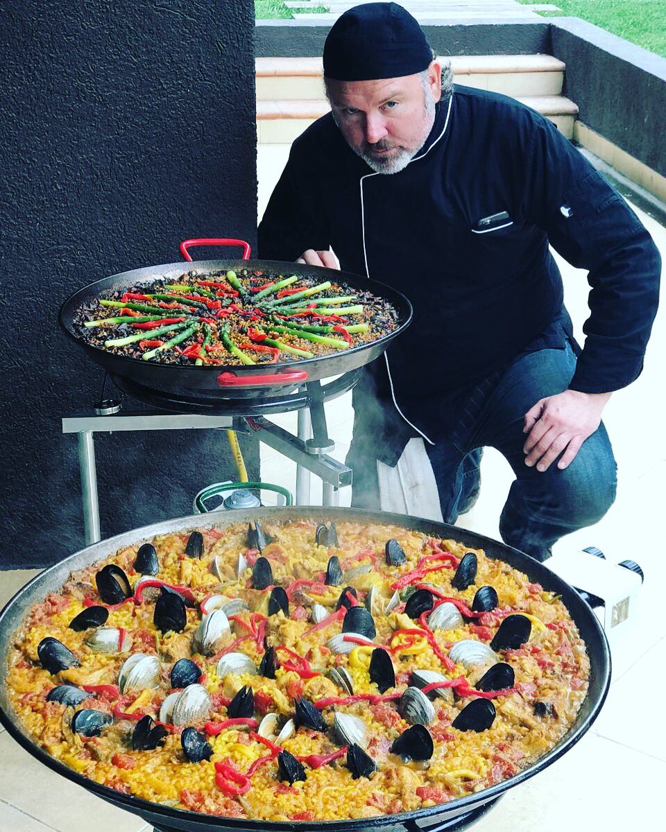 Lapaelladelfena's tweet photo. Todo detalle debe estar considerado #paella #paellasenvivo #paellasadomicilio #yocomopaella #yocomocultura #somosfamilia #masterfer https://t.co/scwViudi1S