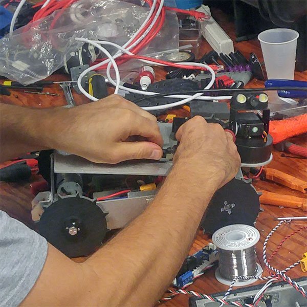 SDRobots's tweet image. Behind the scenes: Work continues on our compact SST2 robots. ow.ly/wxZS30fNLh6 #inspectionRobot #compactRobot #engineering #robots