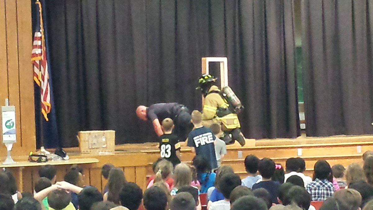 47kpvfc's tweet photo. @UMTownship @UpperMerionSD @williamdaywalt   #FirePreventionWeek assembly at #caleyelementary today #2waysout #escapeplan #getoutstayout https://t.co/pUkJXN8BKe
