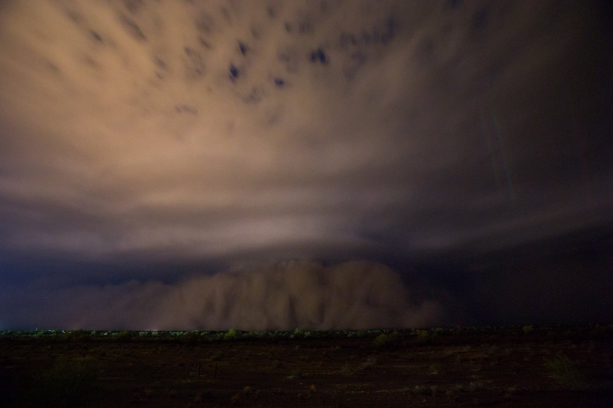 MikeOlbinski's tweet photo. Later it would look like a monster coming at us out of the dark. #hotpixels #azwx 7/29/16 https://t.co/n0XxoiokjL