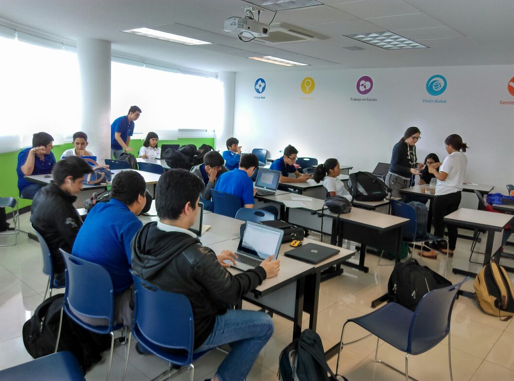 Todos juntos luchamos por nuestro gran objetivo, todos nosotros somos quetzales!!!
Nuestro equipo de administración cumpliendo su deber.