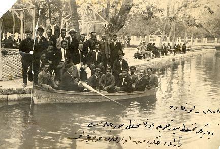 NataliAVAZYAN's tweet photo. Sevgili #MehmetUzun anısına Urfa
1928 Urfada Diyarbekir mahalli spor kulüble Urfa mahalli sporcularının birlikte çektirmiş oldukları fotoğrf https://t.co/EsvQ2n1o7h
