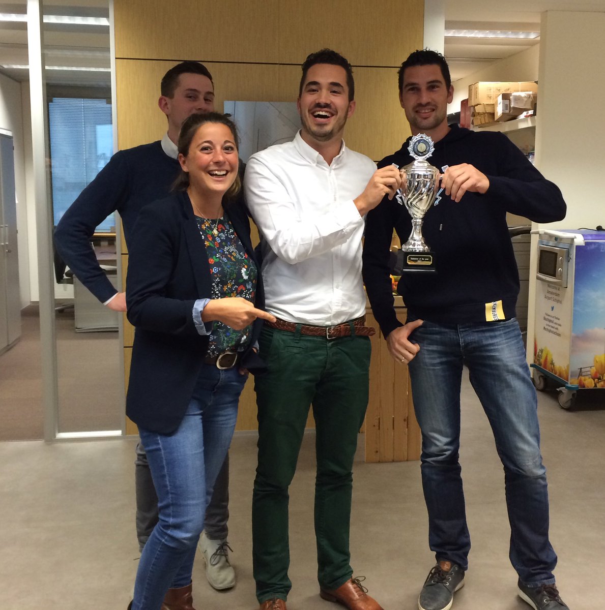YoungBAM_NL's tweet photo. Na een middag vol innovatie en klantbeleving op Schiphol mogen deze Young BAMers zich Marketeer of the Year noemen! Gefeliciteerd! https://t.co/Ir3OvP3Rzp