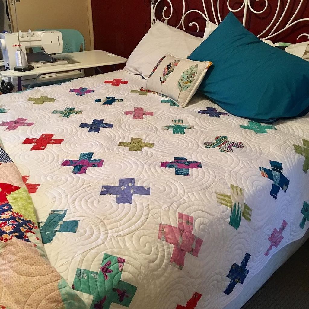 thequiltmachine's tweet photo. And a finish! Yah with thanks to @quiltaroundtheclock @carriebloomston it’s a double batting to keep me warm in wi… https://t.co/ThV20b89Z5 https://t.co/jafWu0FGY9