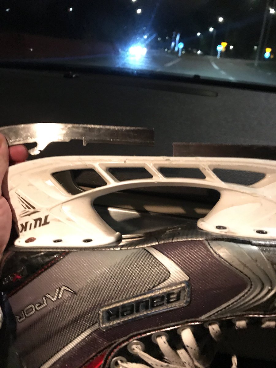 iam_Linkan's tweet photo. Allt är som vanligt, skit. Väntat i TVÅ år på o spela en riktig hockeymatch. Detta händer på uppvärmningen. Livet #BOOAA https://t.co/sFBY1Dq8MI