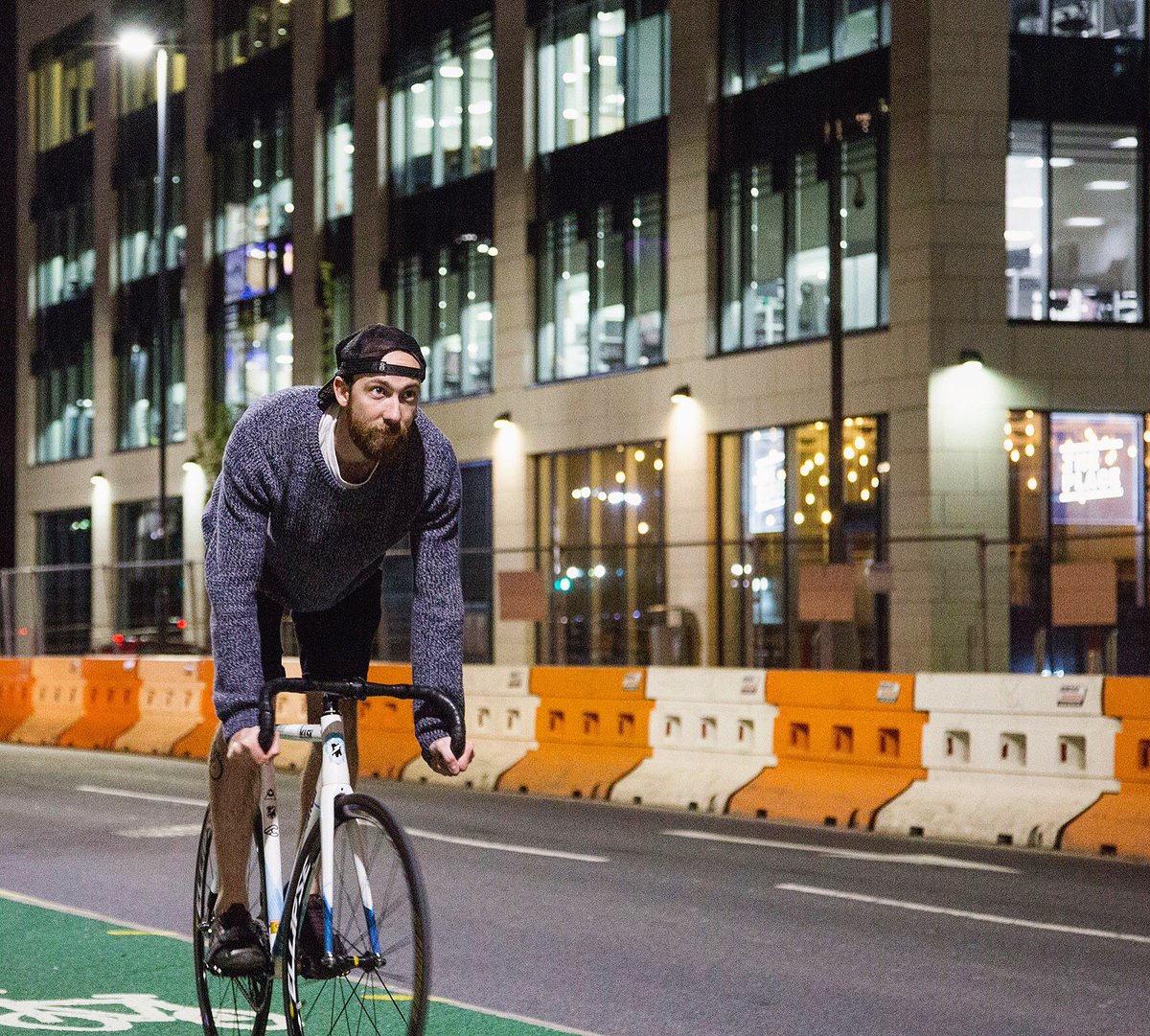 It's big jumper weather 🍁 still rocking the shorts though! #WednesdayWisdom #cycling #city