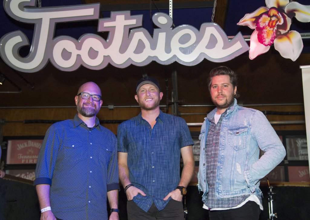 SoundsLikeNash's tweet image. Yesterday was a day of celebration for @coleswindell, who recently notched his seventh No.1! #Flatliner slnash.co/l_rdFTw