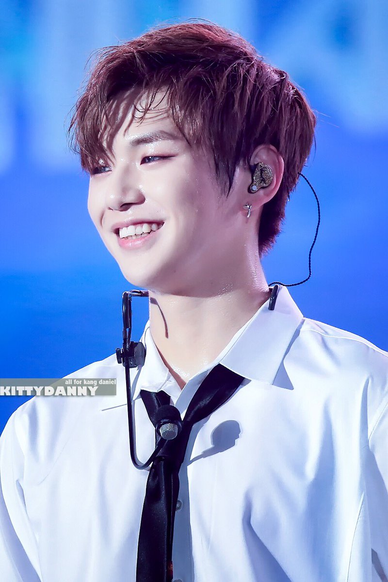 KittyDanny1210's tweet photo. 【HQ】20171006. god knows how much I would like to help this blue-eyed cutie to wipe the sweat off (¯﹃¯)… #강다니엘 #姜丹尼尔 #wannaone #워너원 https://t.co/5cLgsiiXQH