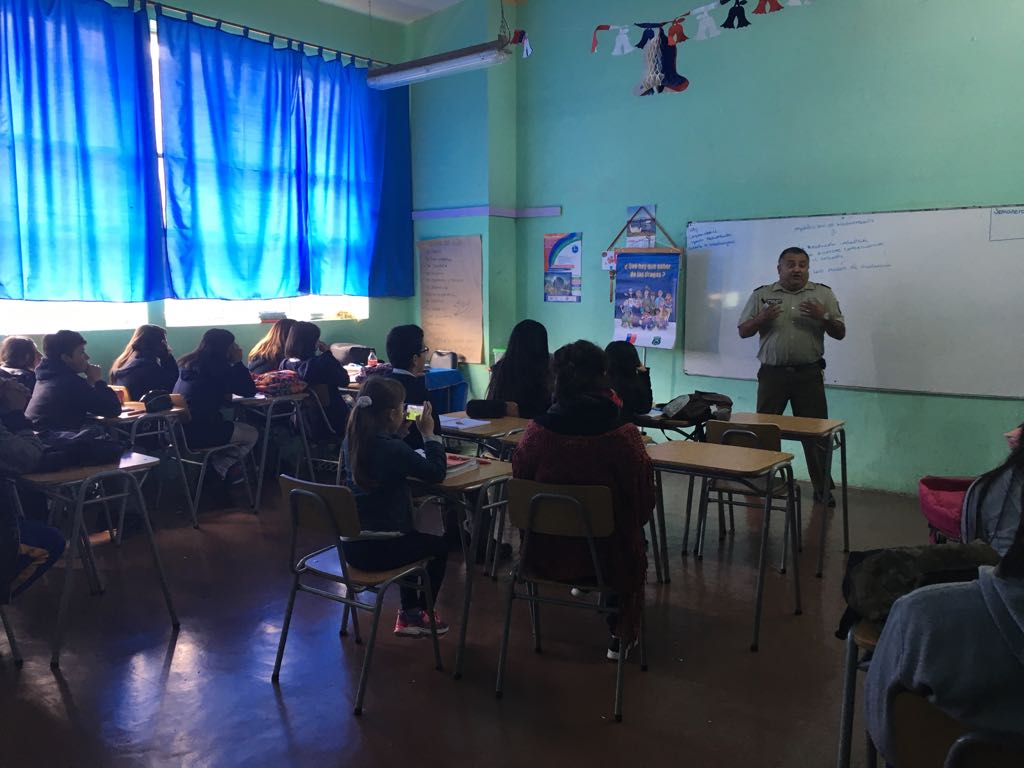 Micc3ra's tweet photo. #Antofagasta @Carabdechile @mercurioafta @JUANBRAVO911 .Mic3ra.charlas preventivas R.P.j.Escuela F-60, alumnos de 1ro. y 2do.medio. https://t.co/Ozzovoe7Sn