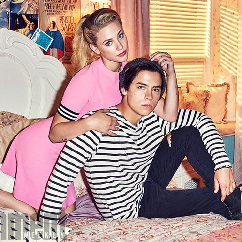 1 pic. .@CW_Riverdale is BACK tonight! 👏 Who do you ship? RT = #Bughead LIKE = #Varchie https://t.co/YJn78elrZl