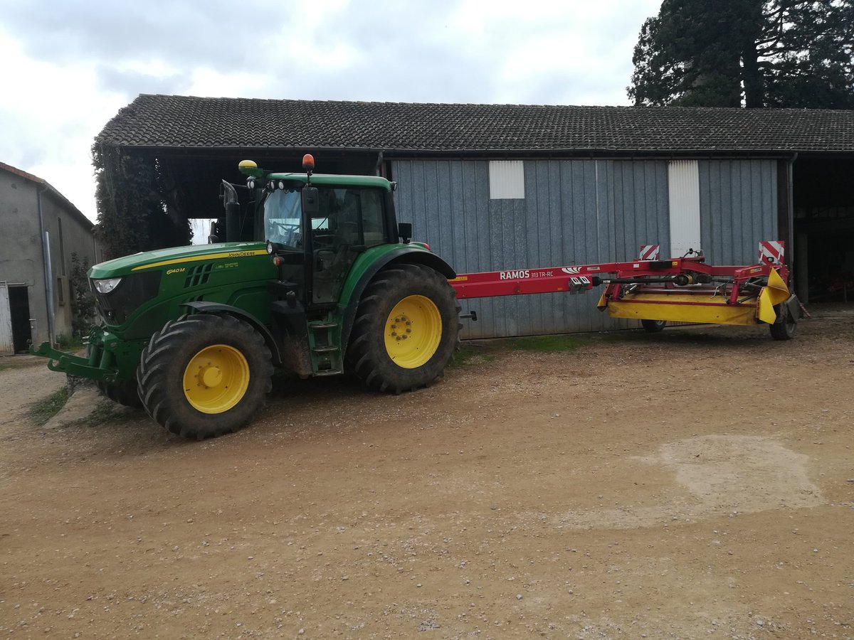 theoj79's tweet photo. En ce moment au lycée de #Venours , c'est la fauche de dérobés (Rg+Tb) pour enrubanner pour l'alimentation des #Bovins
@JohnDeere #Fella https://t.co/m3Fj6i9TxP