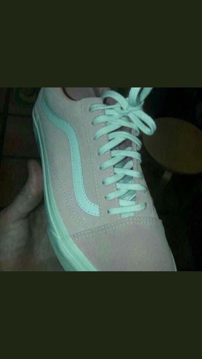 IF YOU SEE THIS AS ANYTHING ELSE BUT BLUE AND GREY YOU DEFFO PUT YOUR MILK IN FIRST WHEN MAKING A CUP OF TEA