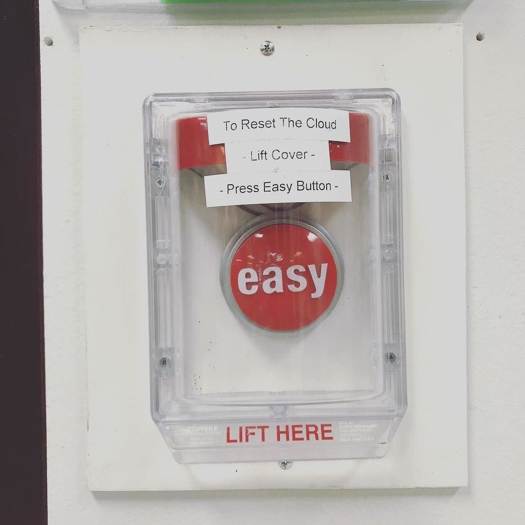 Wirelessnerd's tweet image. Found the cloud reset button! #easy #cloud #internetkillswitch ift.tt/2ycdijM