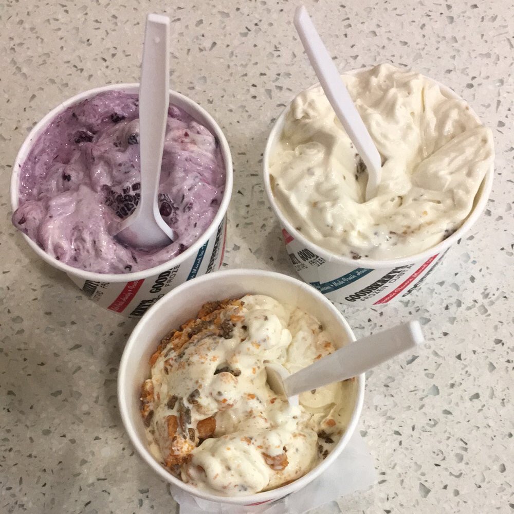 Goodberrys's tweet photo. Wednesday’s flavor = 😍😍😍

Raspberry! 🍦💜

Add brownie bits and marshmallow to make a delicious treat! 🍫👌💯 https://t.co/7QawqFZ6jY